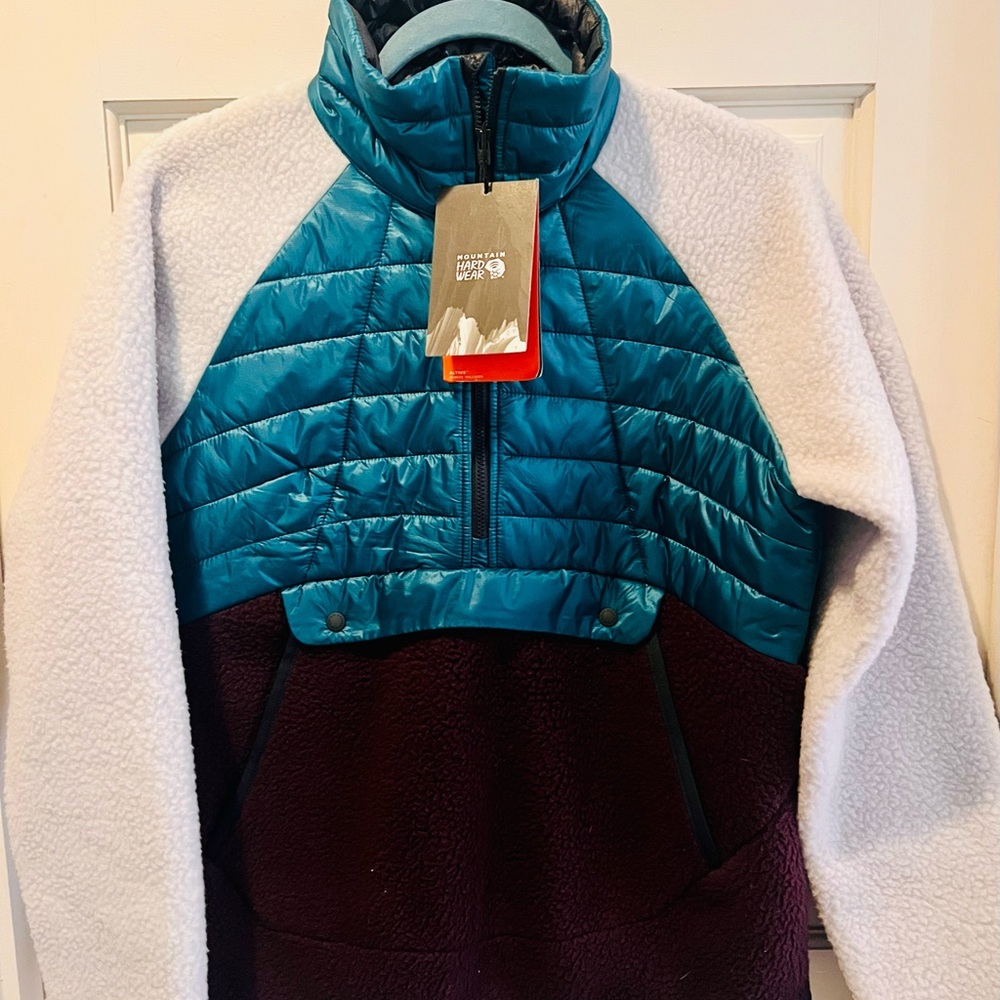 New pullover mountain wear jacket size M
